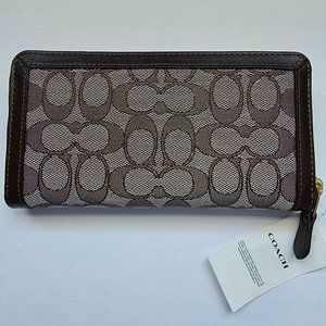 Coach Signature Accordion Zip Wallet BNWT.🩷